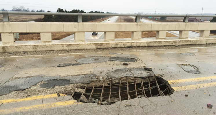 Pothole lets overpass drivers see I-75 underneath