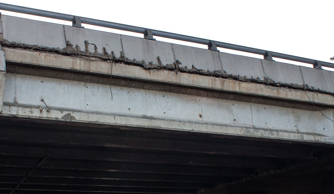 Concrete pieces falling from I-196 overpass in Grand Rapids